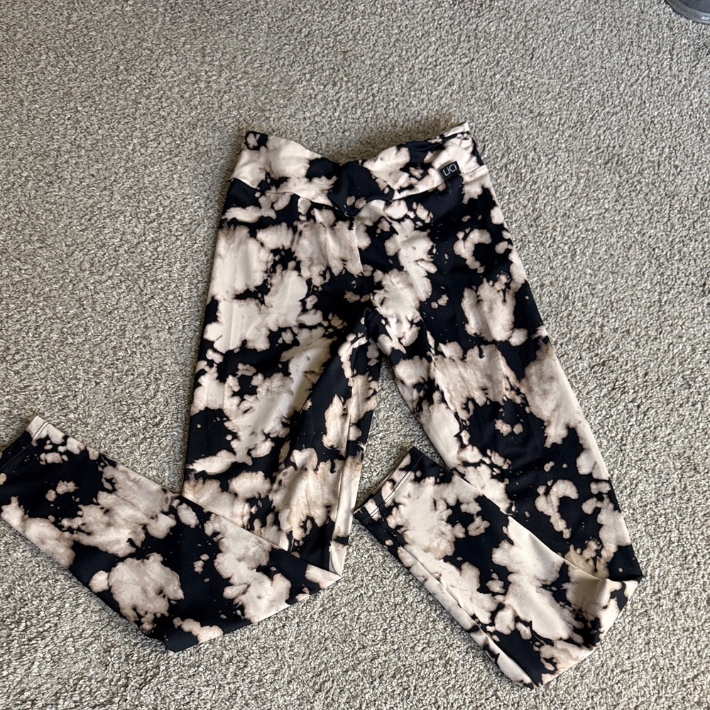 Women's Black and Cream Tie-Dye Leggings.   Scrunch booty